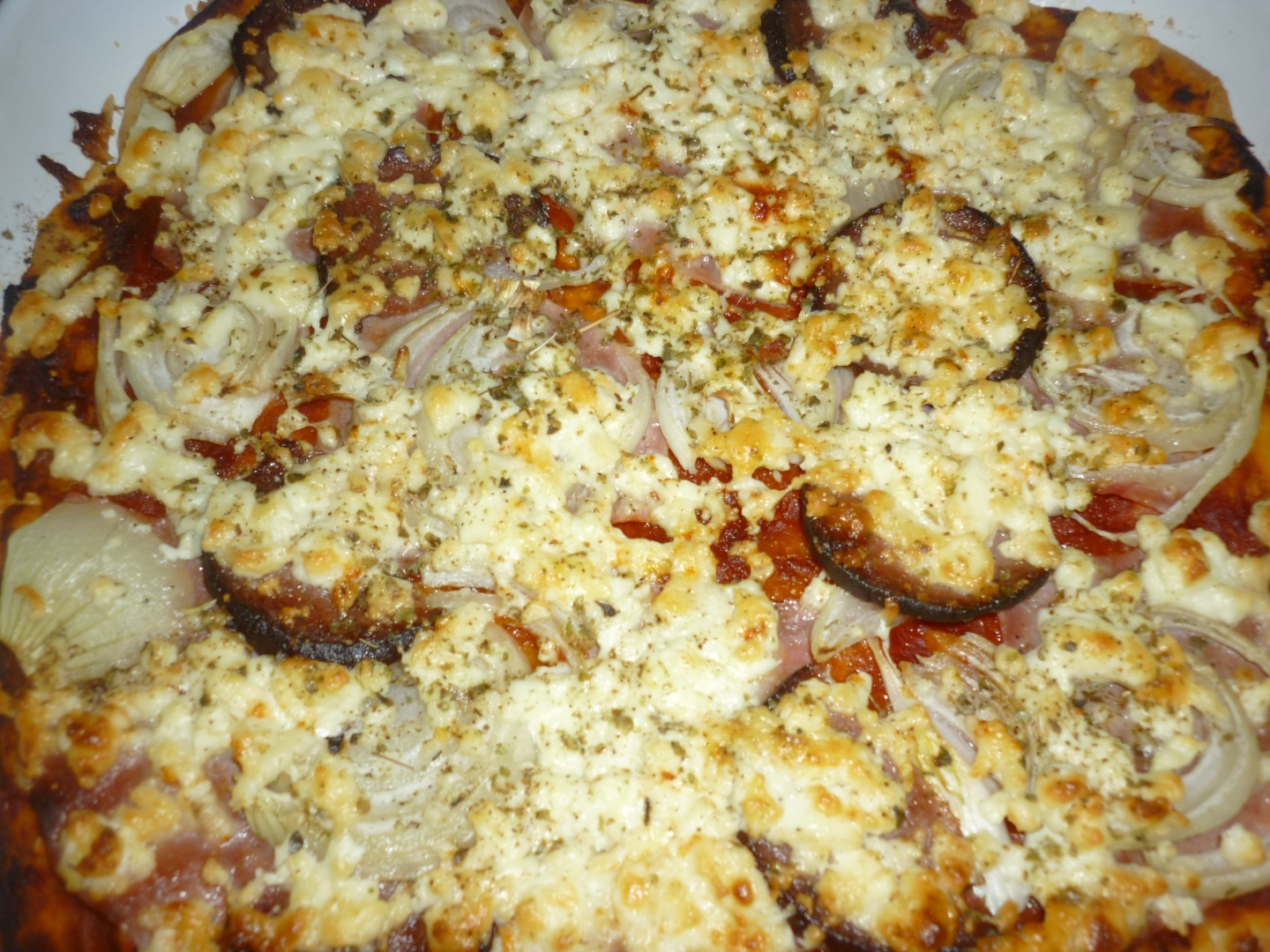 Pizza cu sunca, salam si branza