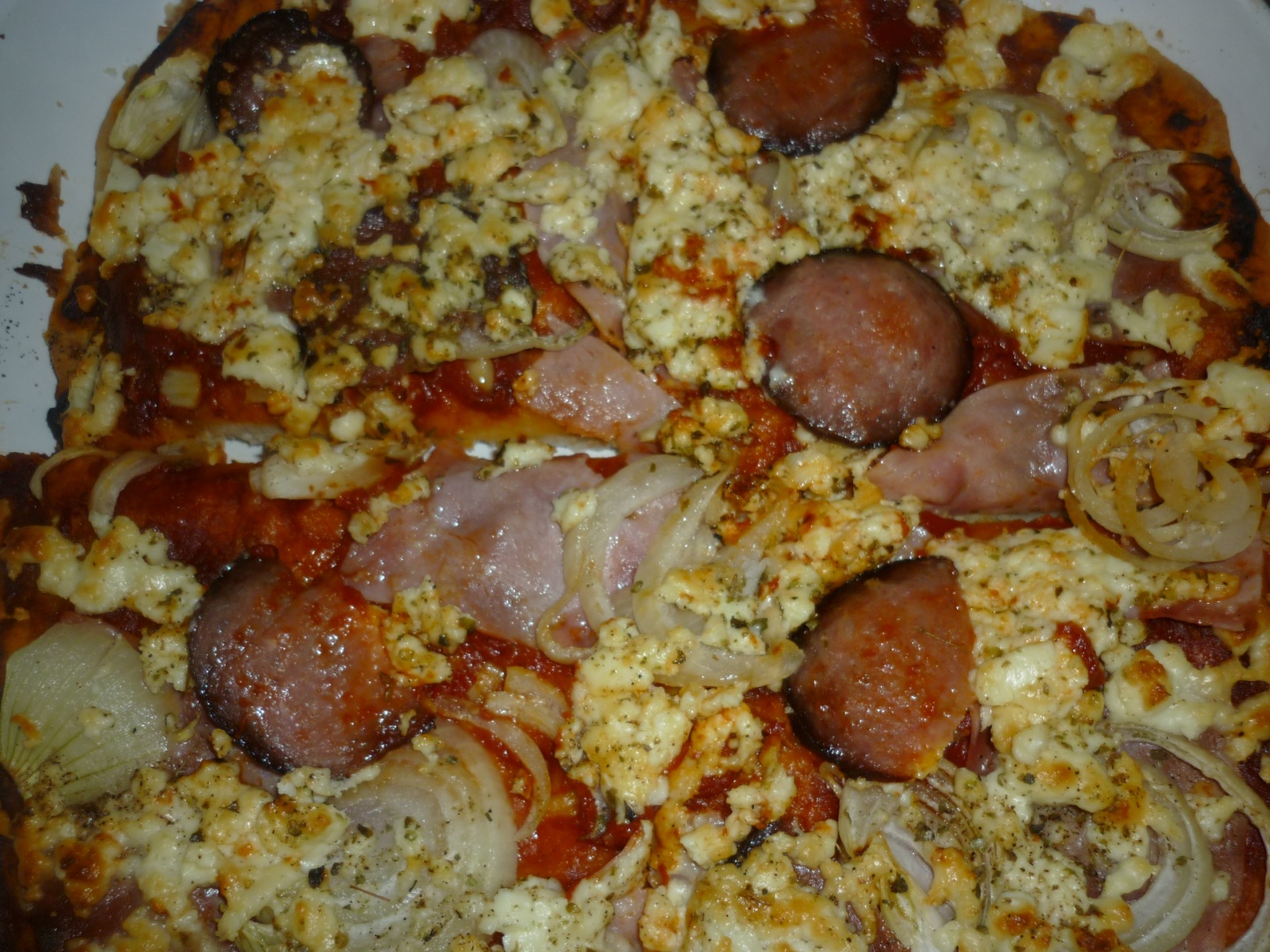 Pizza cu sunca, salam si branza