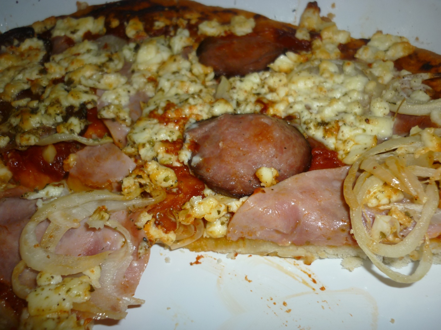 Pizza cu sunca, salam si branza