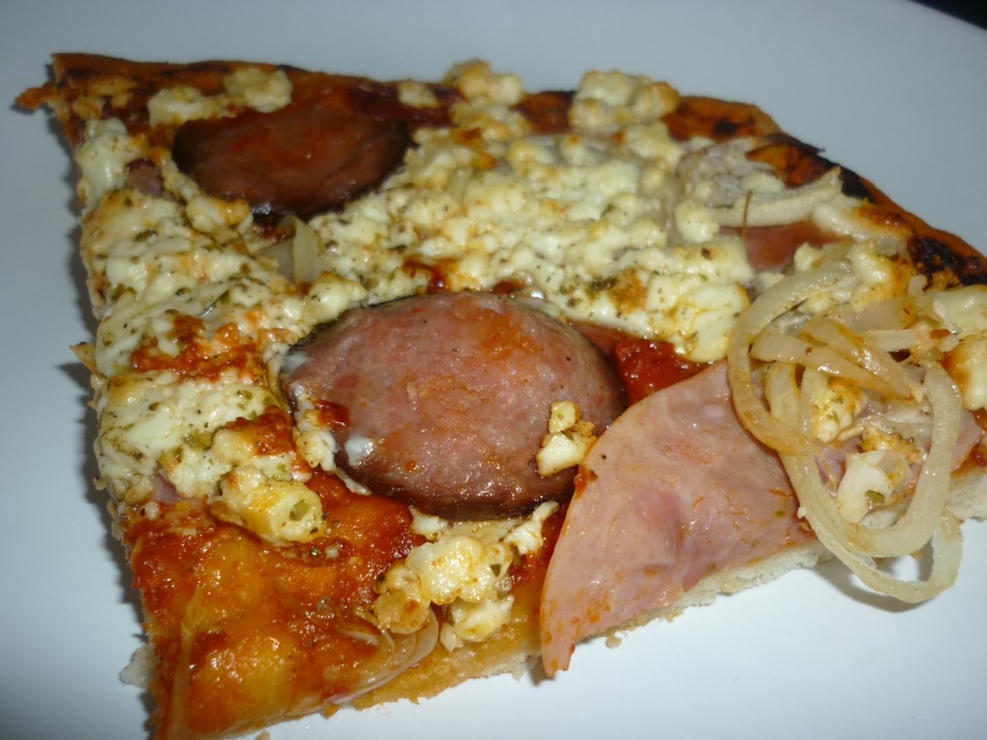 Pizza cu sunca, salam si branza