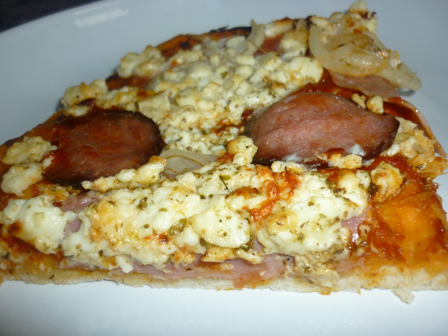 Pizza cu sunca, salam si branza