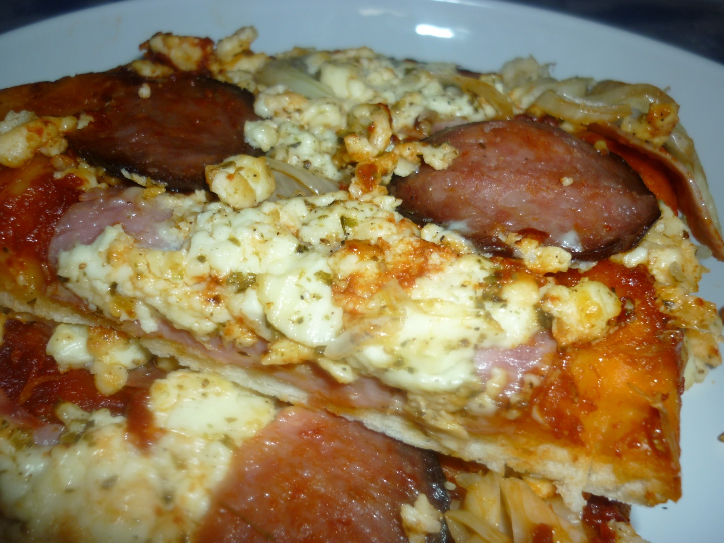 Pizza cu sunca, salam si branza