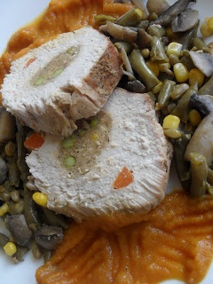 Cotlet umplut cu garnitura de fasole verde, ciuperci si porumb