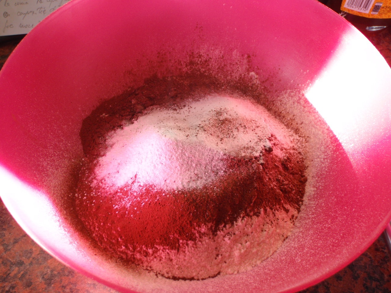 Tort cu ciocolata si portocale ornat cu bule de chocolate ganache