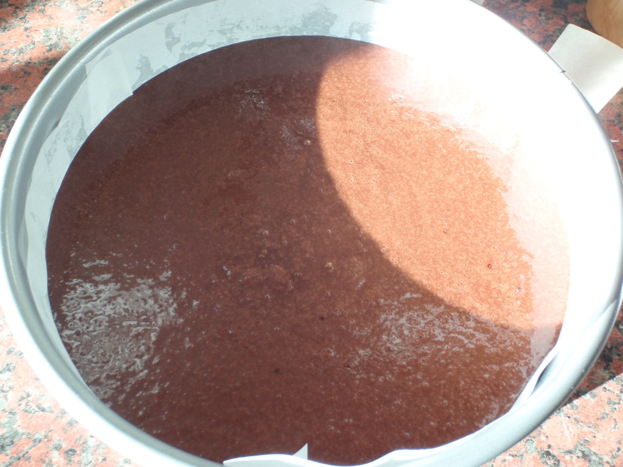 Tort cu ciocolata si portocale ornat cu bule de chocolate ganache