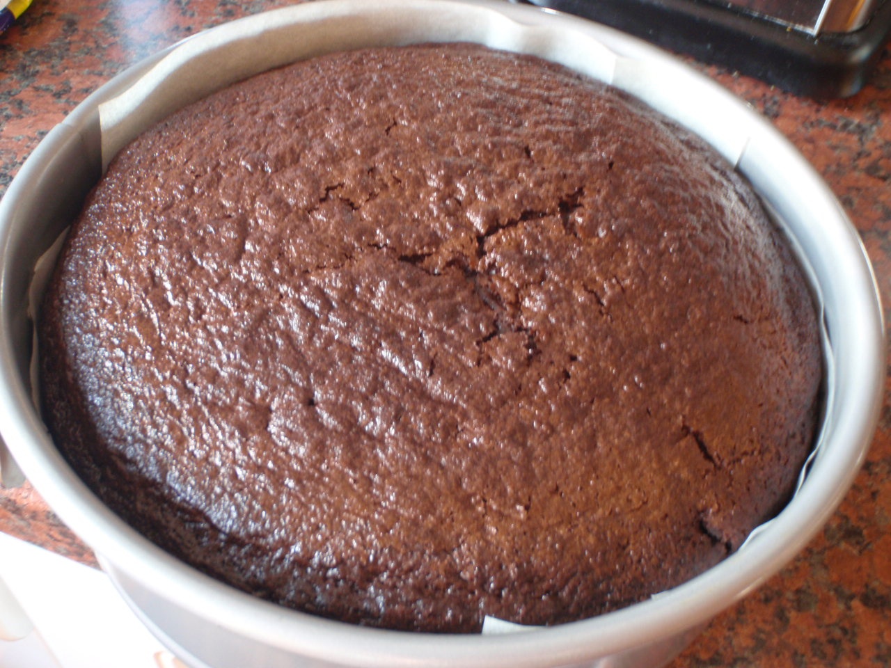 Tort cu ciocolata si portocale ornat cu bule de chocolate ganache