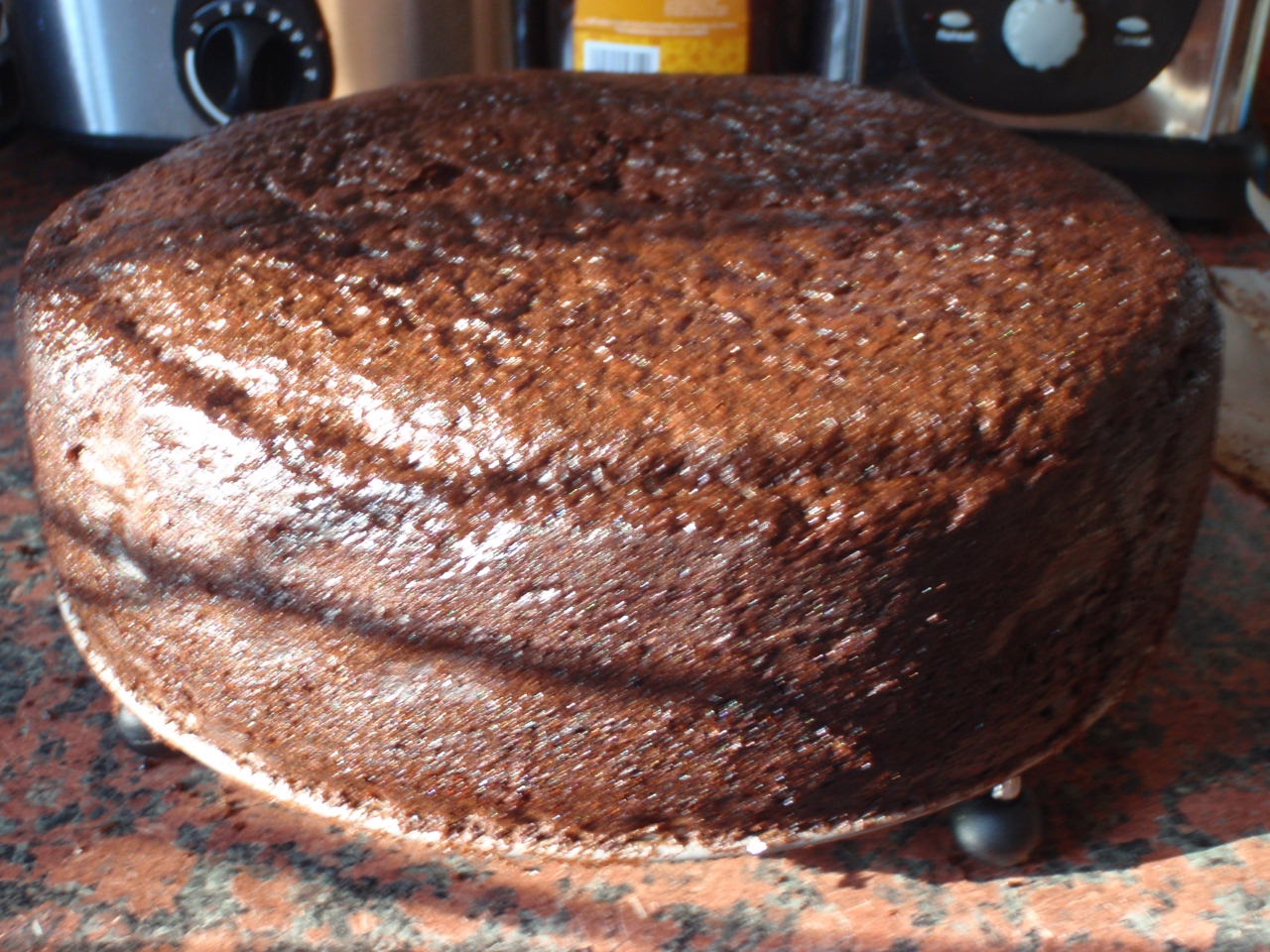 Tort cu ciocolata si portocale ornat cu bule de chocolate ganache