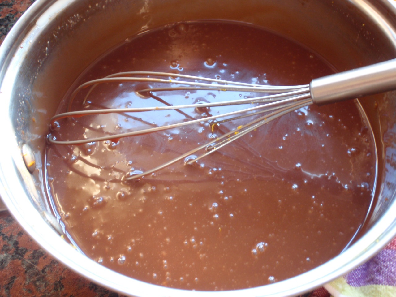 Tort cu ciocolata si portocale ornat cu bule de chocolate ganache