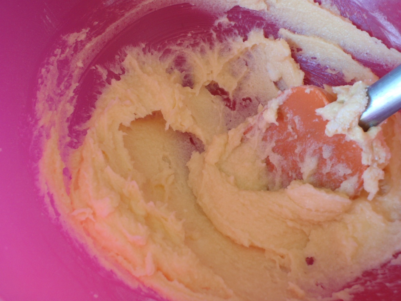 Tort cu ciocolata si portocale ornat cu bule de chocolate ganache