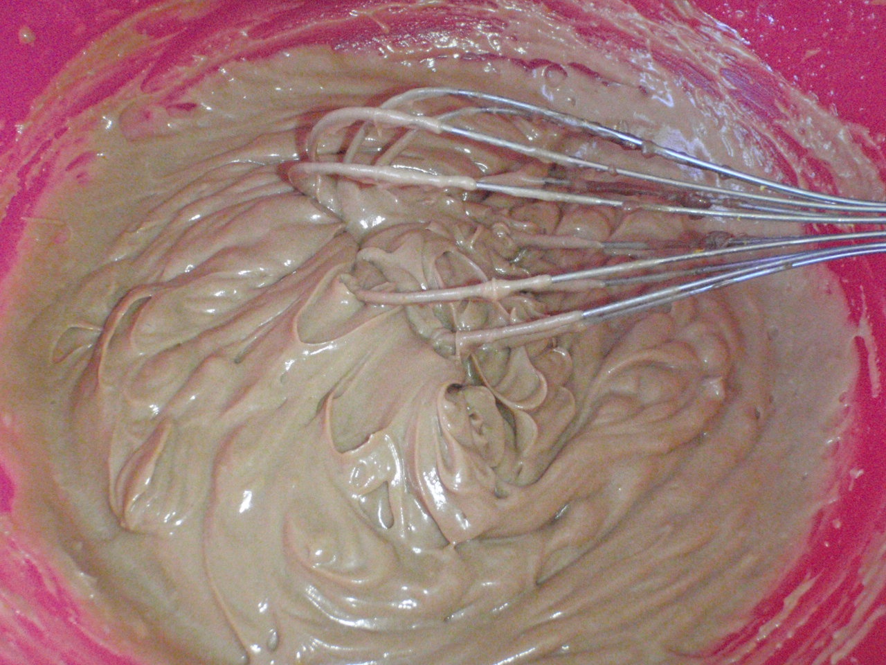 Tort cu ciocolata si portocale ornat cu bule de chocolate ganache