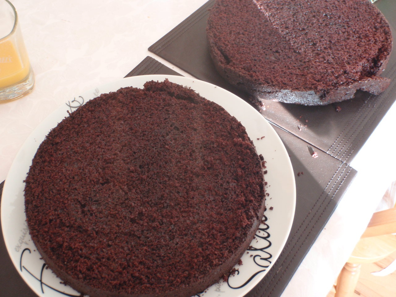 Tort cu ciocolata si portocale ornat cu bule de chocolate ganache