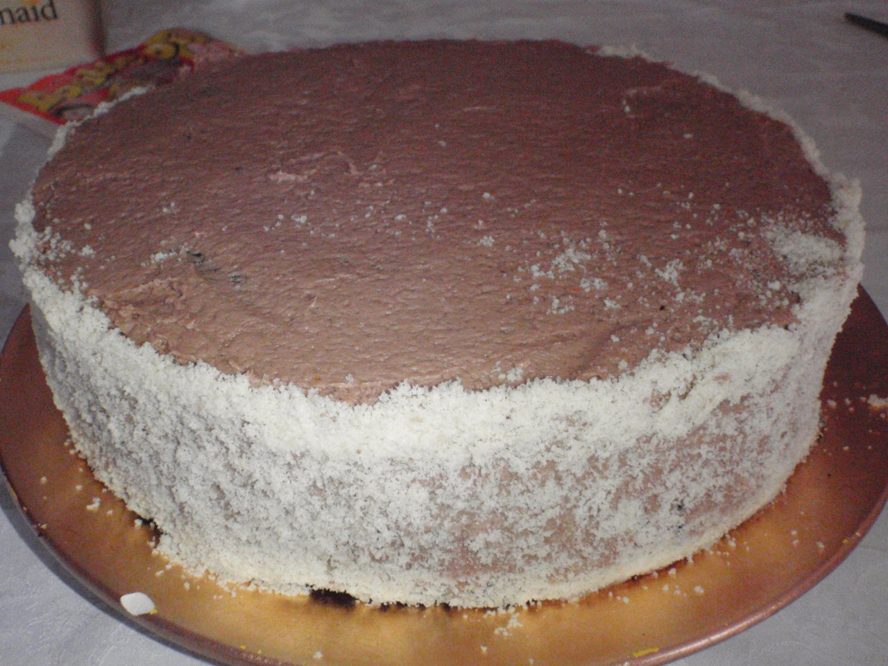 Tort cu ciocolata si portocale ornat cu bule de chocolate ganache