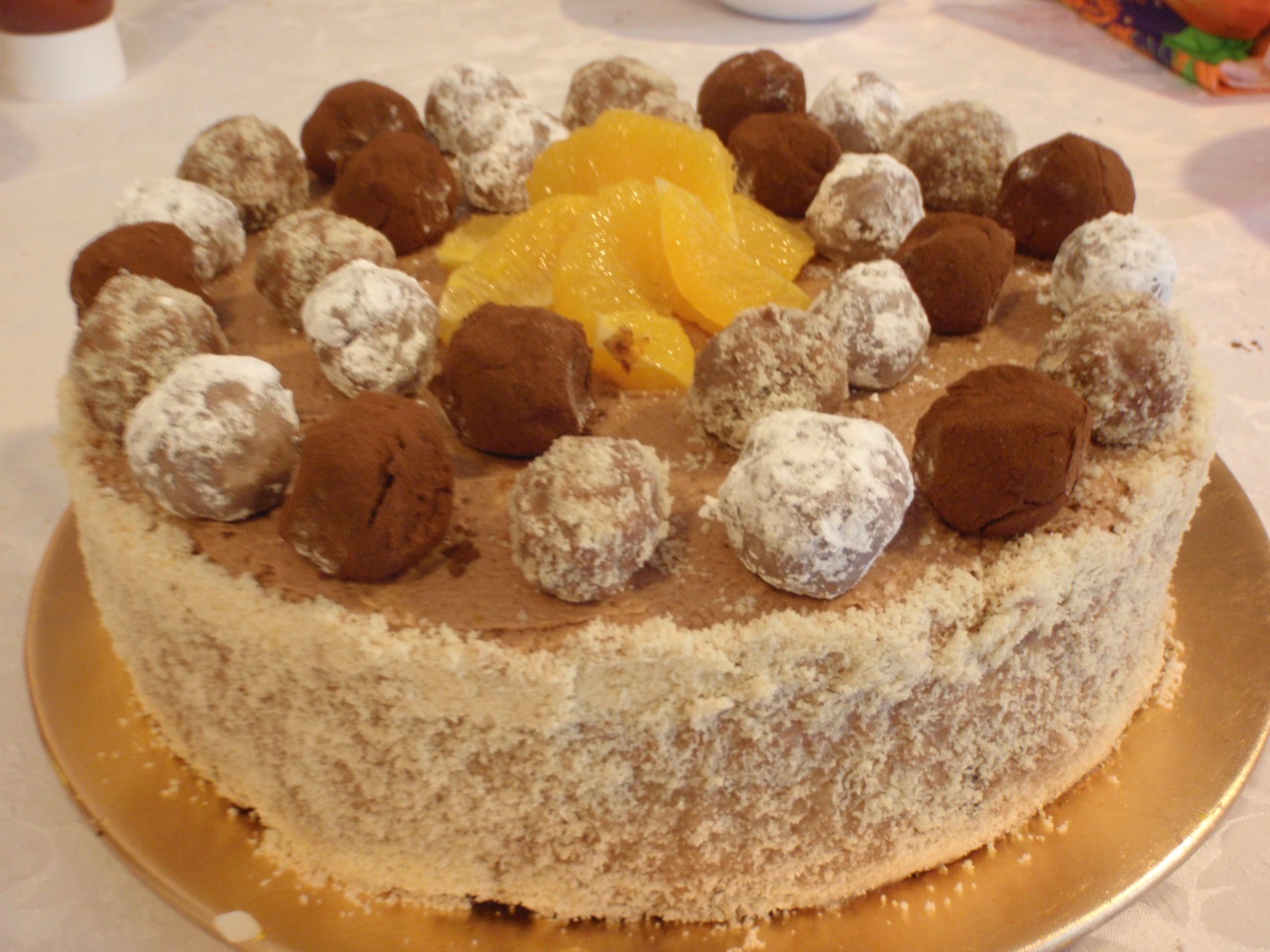 Tort cu ciocolata si portocale ornat cu bule de chocolate ganache