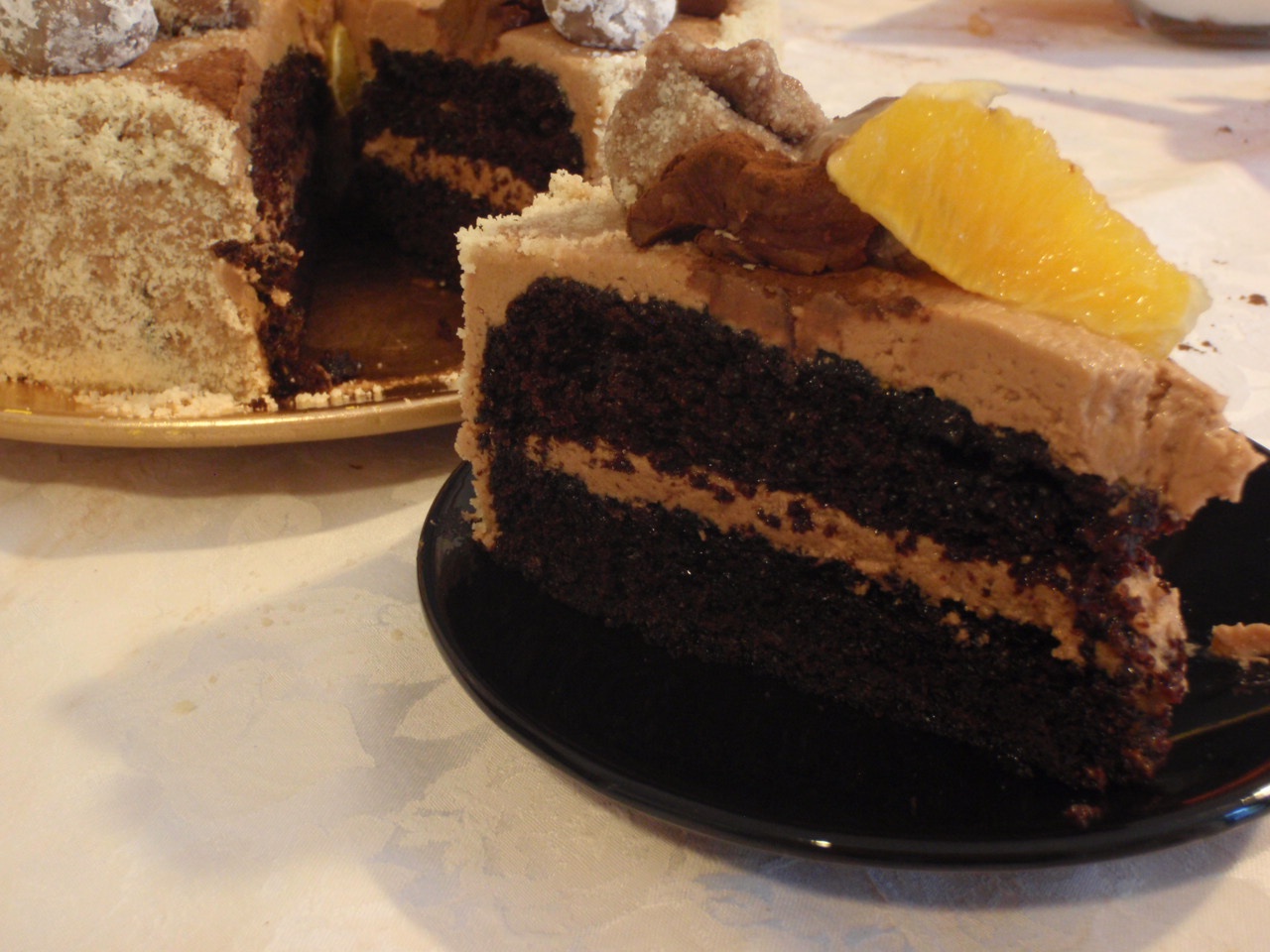 Tort cu ciocolata si portocale ornat cu bule de chocolate ganache