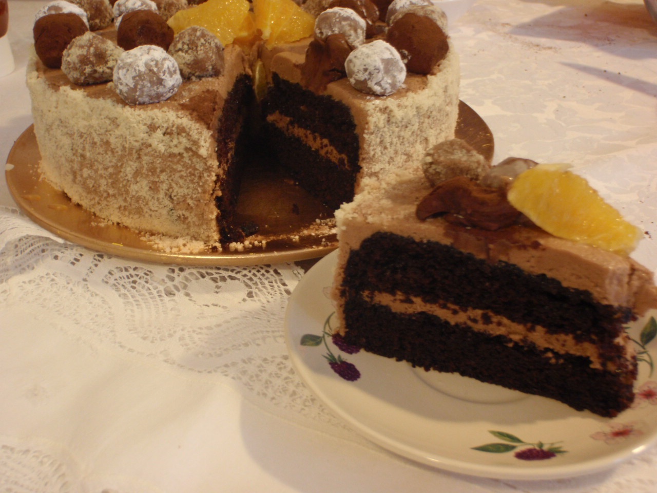 Tort cu ciocolata si portocale ornat cu bule de chocolate ganache