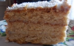 Prajitura cu foi cu zahar ars si crema de frisca si nuca macinata