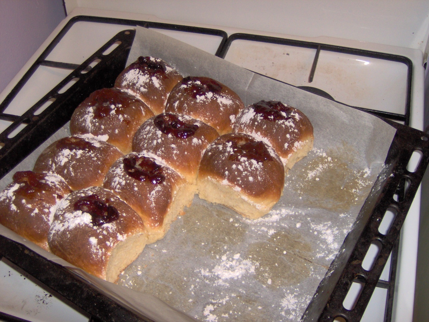 Gogosi coapte umplute cu dulceata