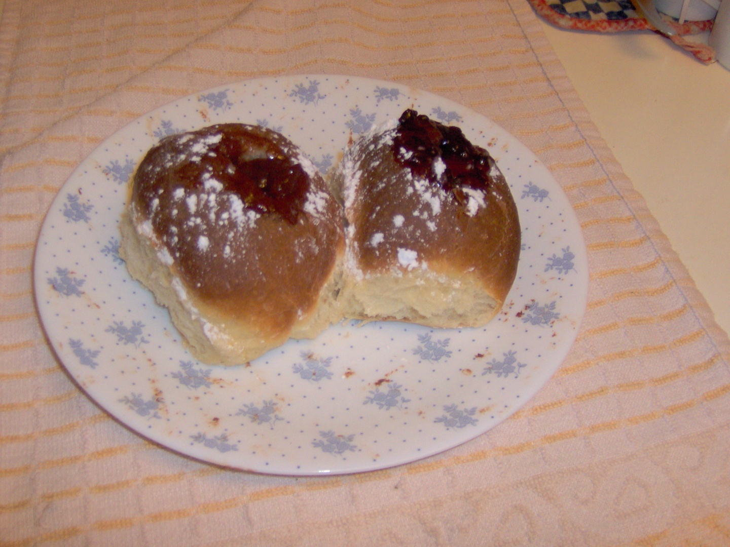 Gogosi coapte umplute cu dulceata