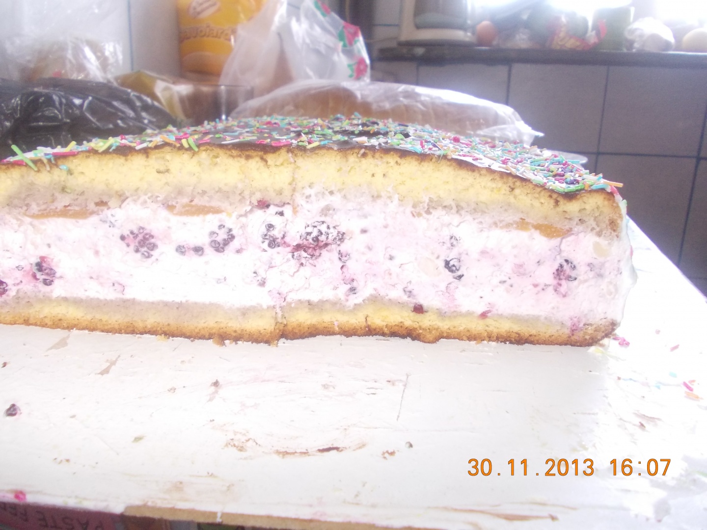 Tort cu crema din fructe de padure