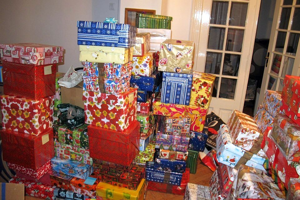 Fapte bune la pachet: proiectul ShoeBox aduce bucurie copiilor