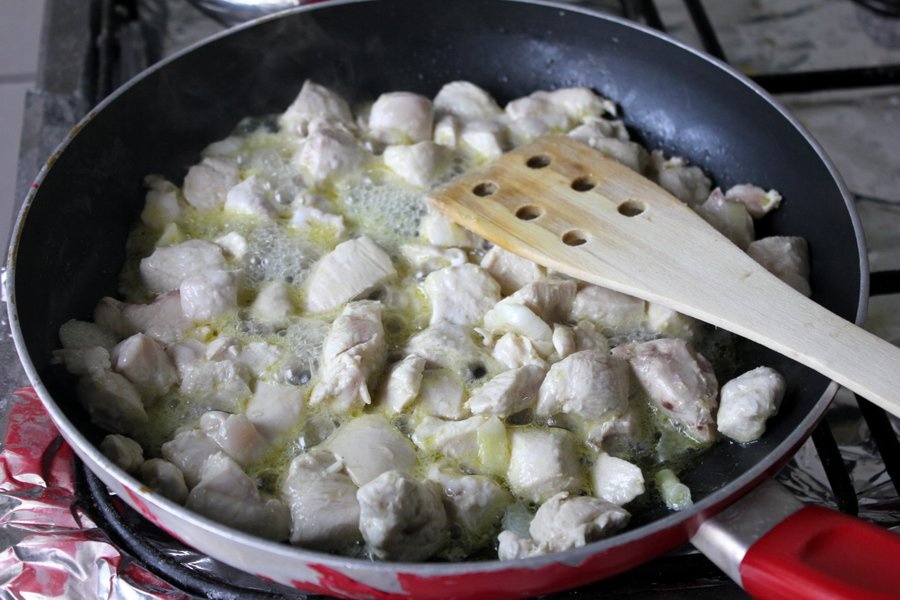 Tigaie calda de ciuperci si pui