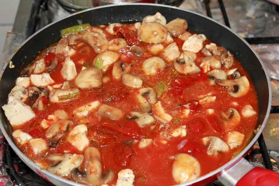 Tigaie calda de ciuperci si pui