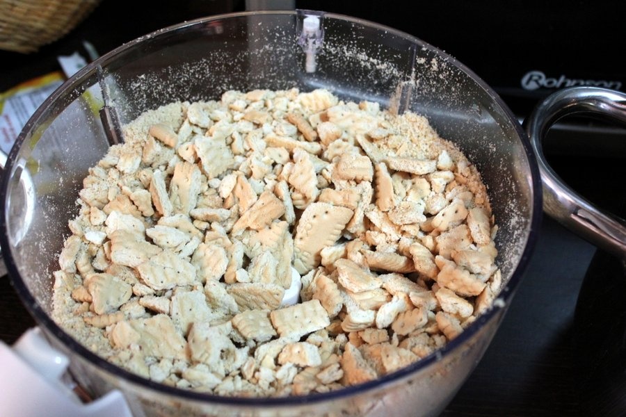 Chec cu biscuiti, nuca si dulceata de visine