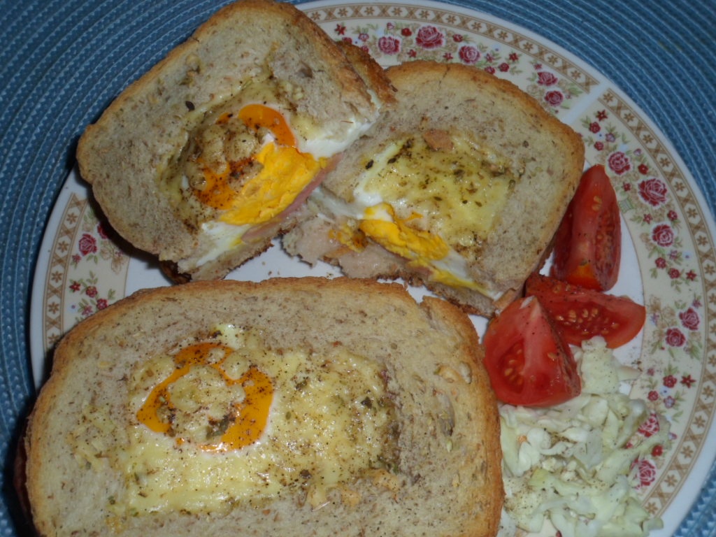 Sandvis cu ou si cascaval la cuptor