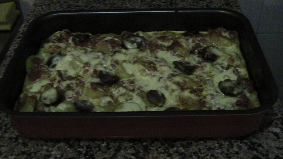 Sufleu de cartofi cu carnati de casa