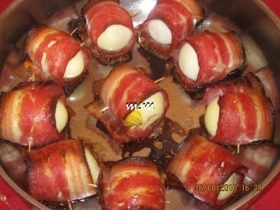 Oua "imbracate" in bacon cu sos de mustar