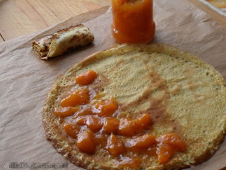 Clatite cu dulceata de caise si inghetata