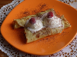 Clatite cu dulceata de caise si inghetata