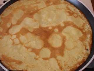 Clatite cu dulceata de caise si inghetata