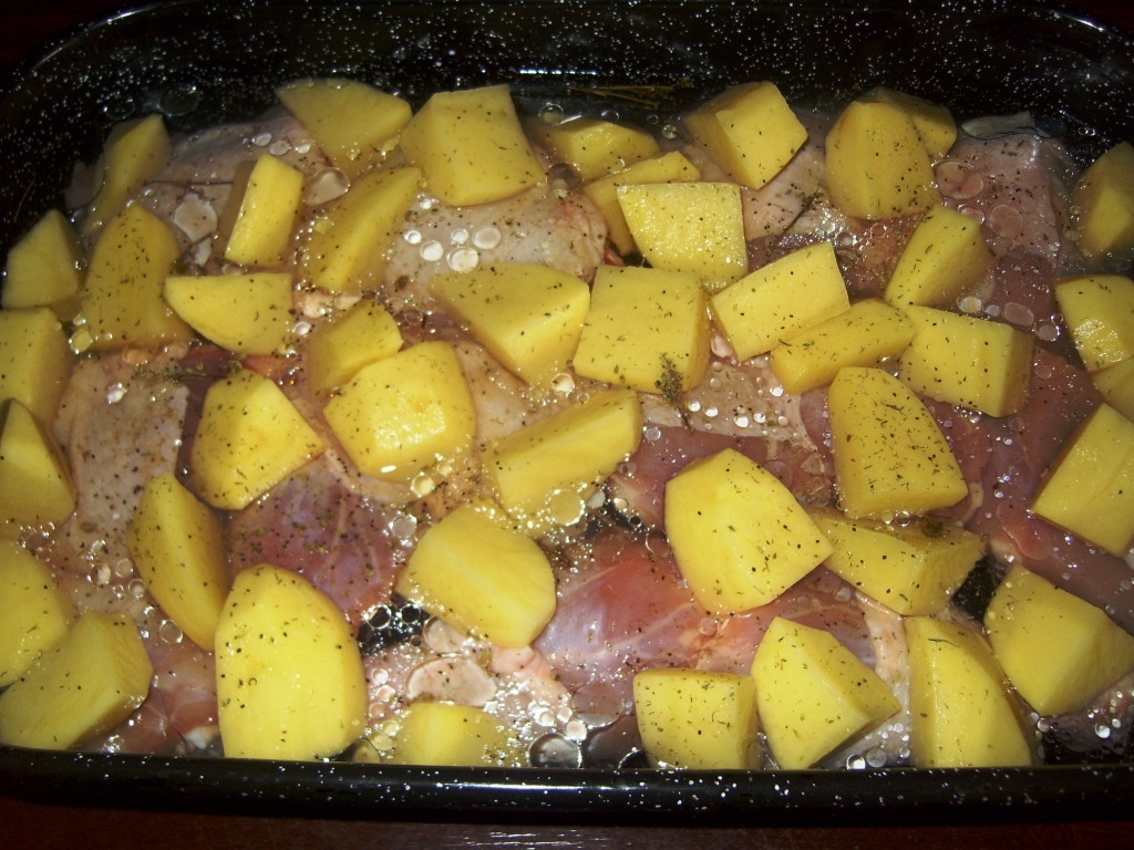 Pui cu sos de rosii si cartofi la cuptor