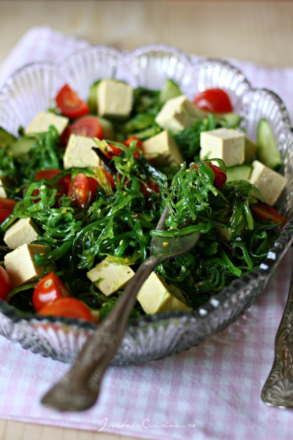 Salata de alge marine Wakame si tofu