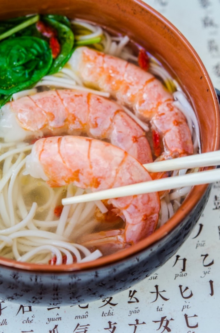 Supa chinezeasca de creveti cu taitei