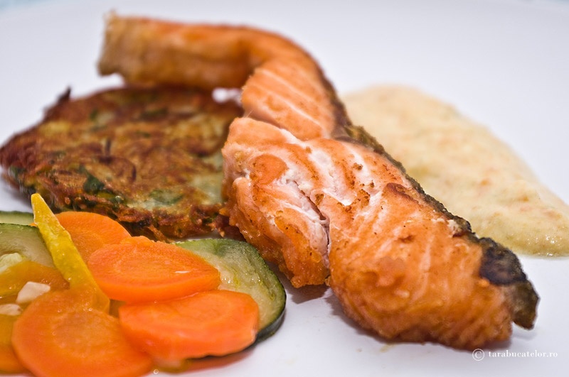 Somon cu gratarele de cartofi rasi