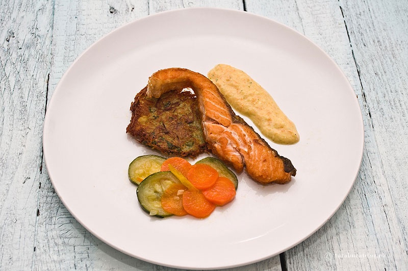 Somon cu gratarele de cartofi rasi