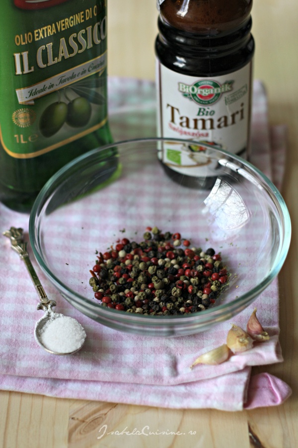 Ton cu patru feluri de piper si unt aromatizat