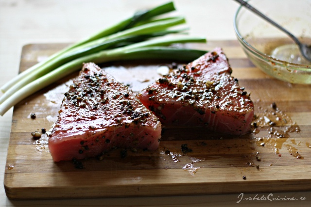 Ton cu patru feluri de piper si unt aromatizat