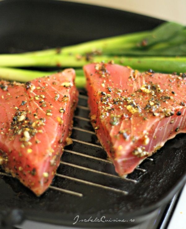 Ton cu patru feluri de piper si unt aromatizat