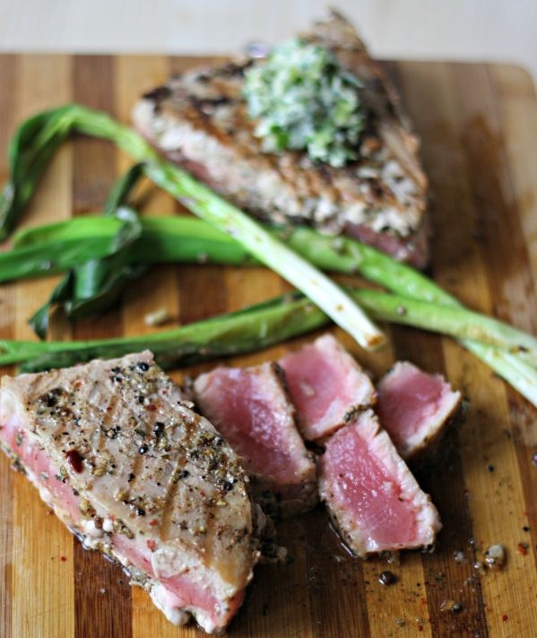 Ton cu patru feluri de piper si unt aromatizat