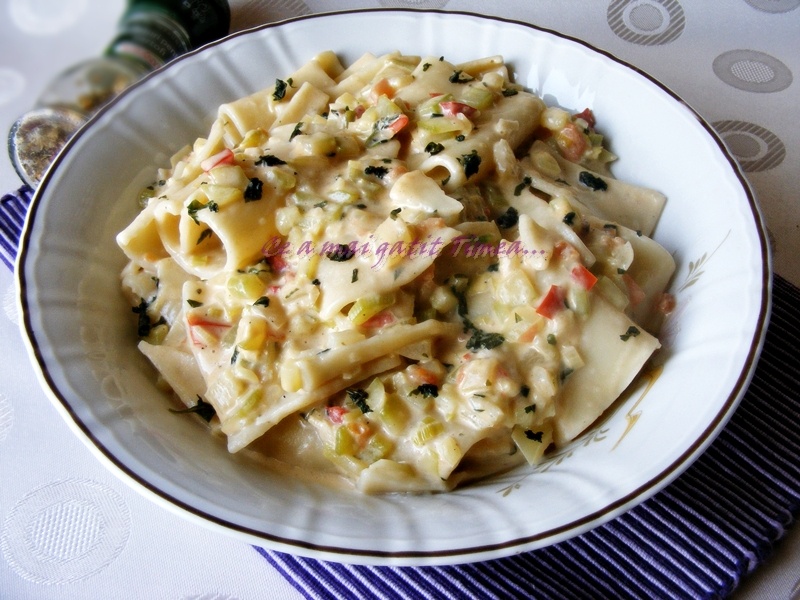 Paste cu legume si sos alb