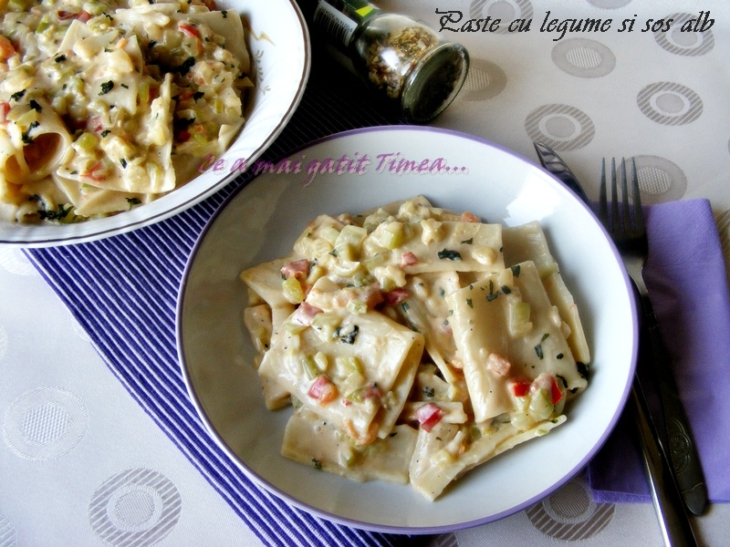 Paste cu legume si sos alb
