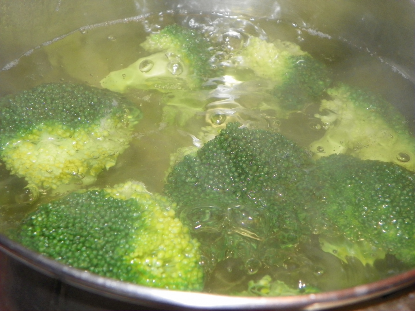 Souffle de broccoli cu piept de pui