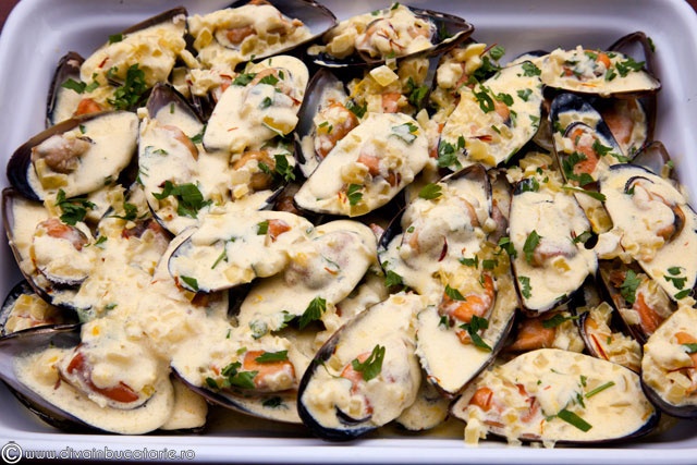 Midii in sos de vin si sofran