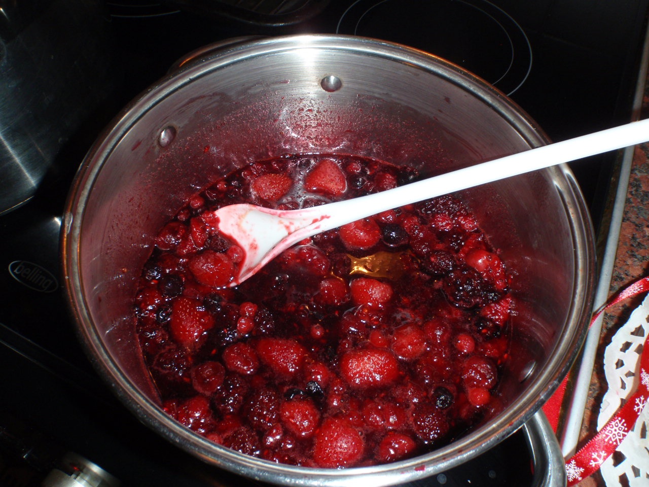 Tort cu cremă mascarpone și sos de fructe