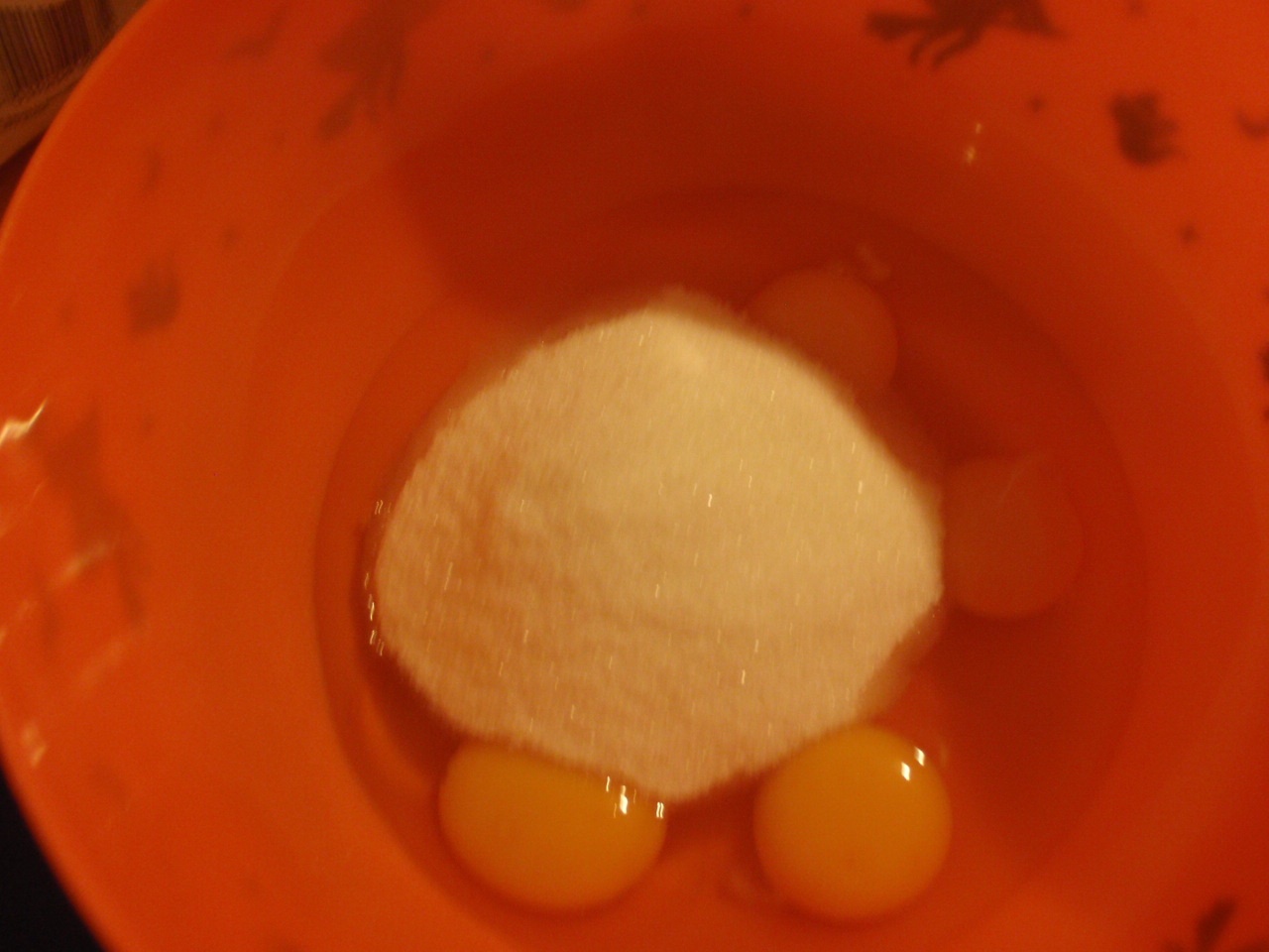 Tort cu cremă mascarpone și sos de fructe