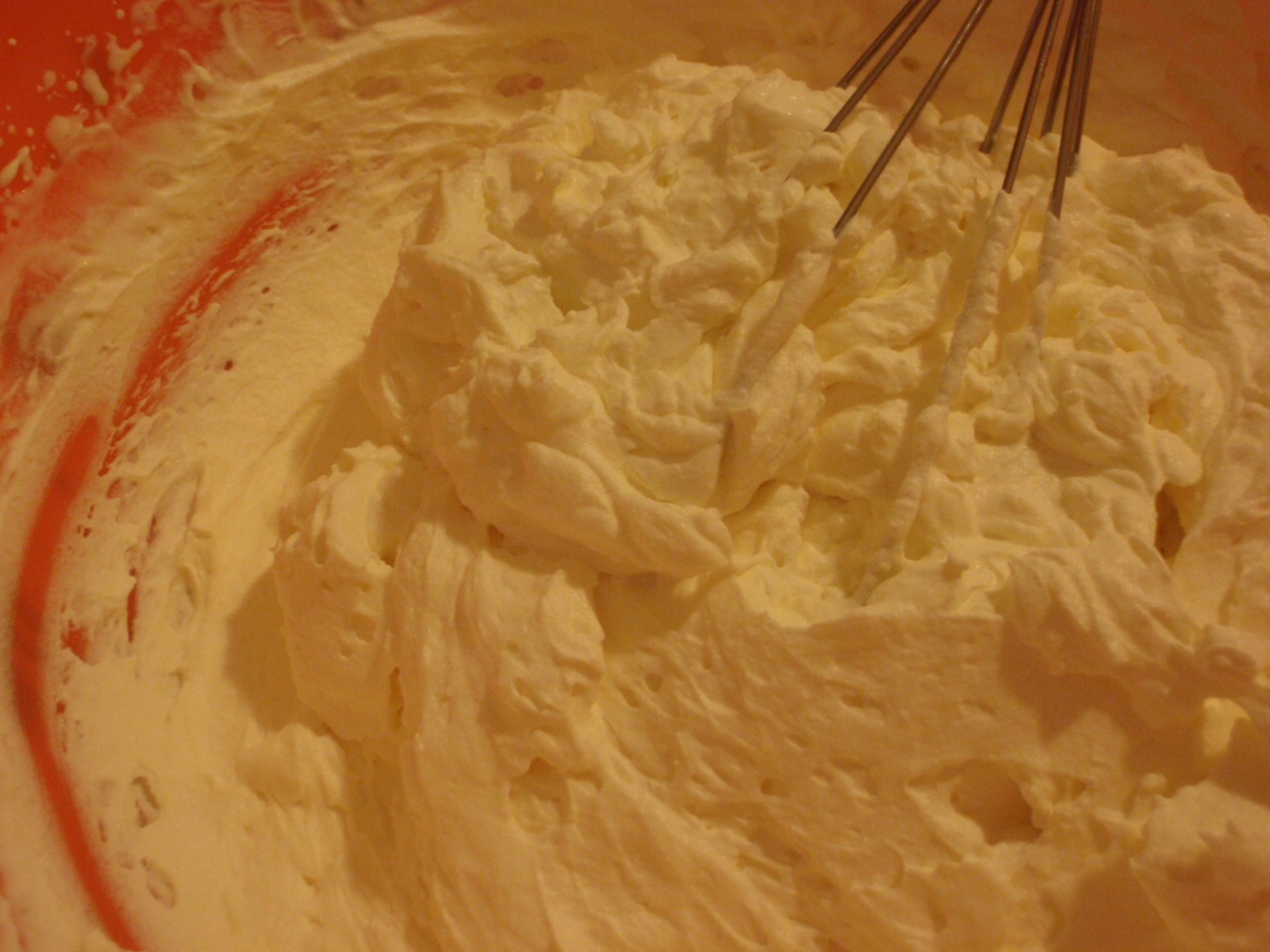 Tort cu cremă mascarpone și sos de fructe