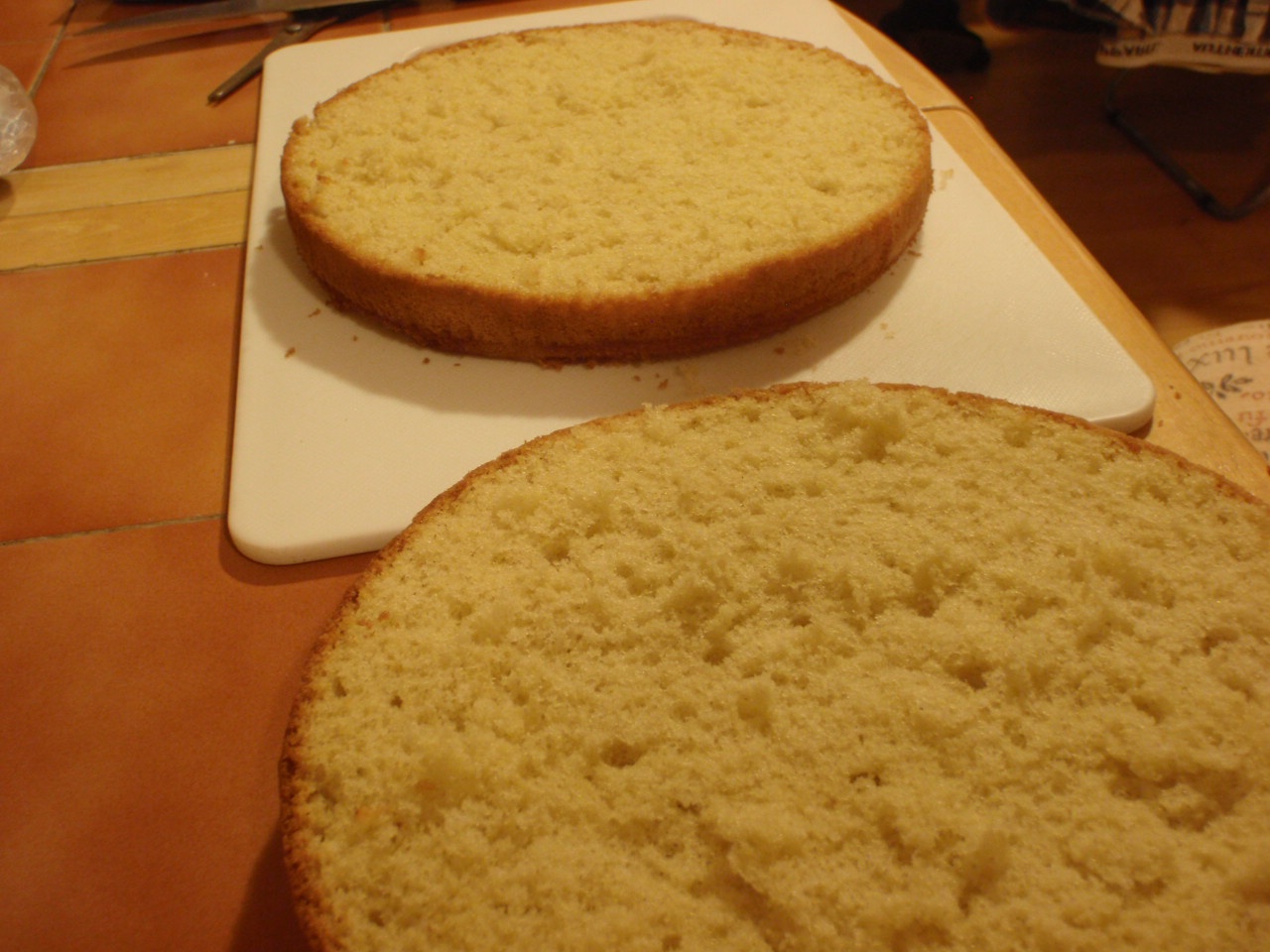 Tort cu cremă mascarpone și sos de fructe